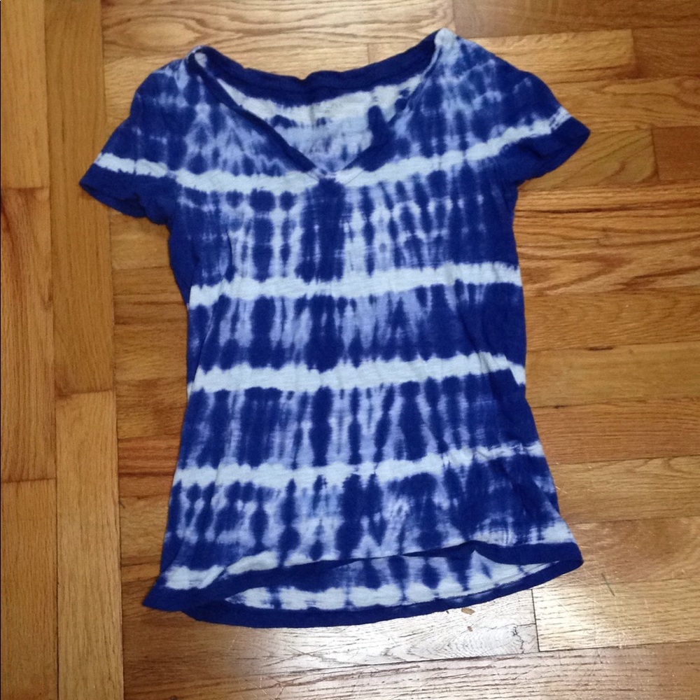 V-neck tee
